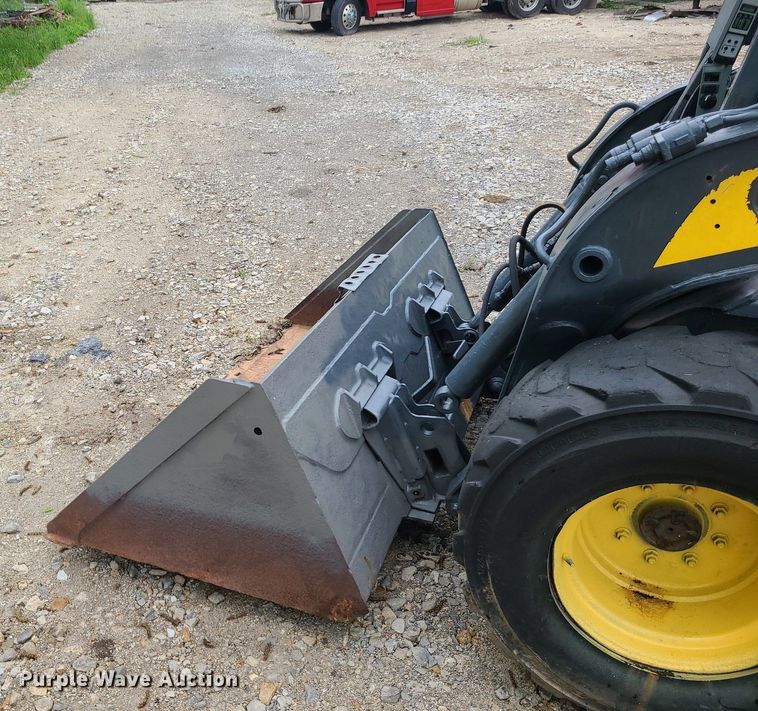 image for item LE9063 2011 New Holland L223  skid steer loader