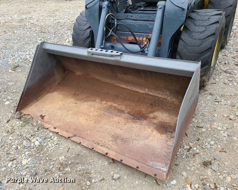 image for item LE9063 2011 New Holland L223  skid steer loader