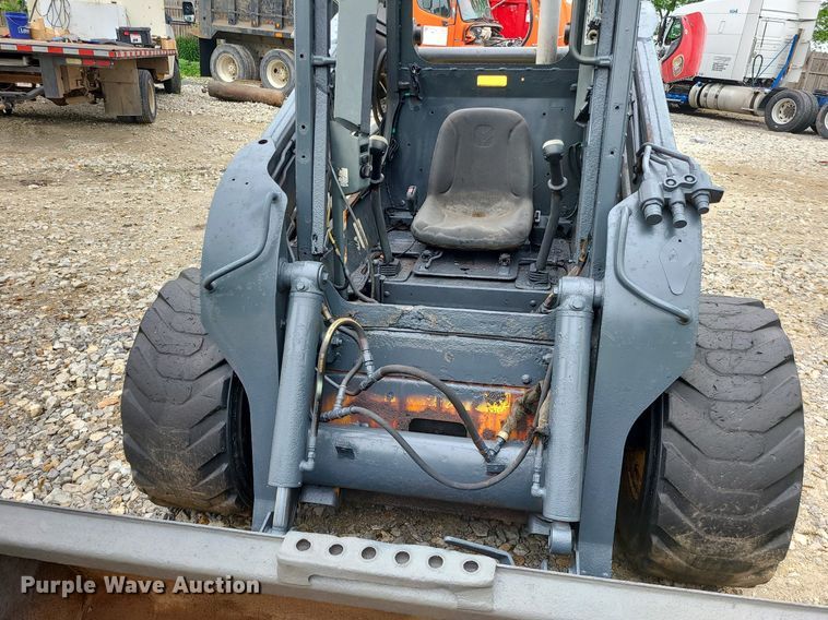 image for item LE9063 2011 New Holland L223  skid steer loader
