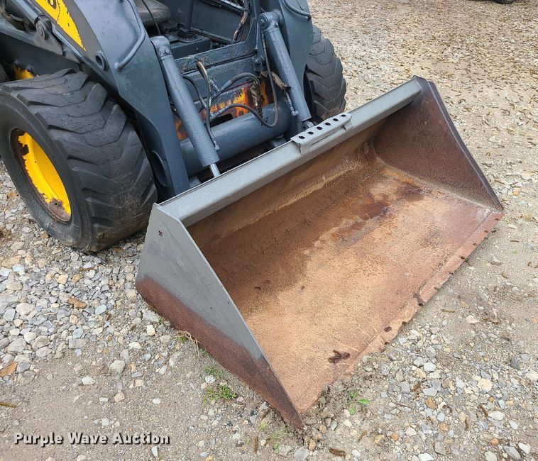 image for item LE9063 2011 New Holland L223  skid steer loader