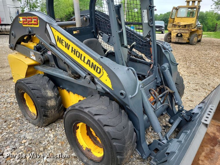 image for item LE9063 2011 New Holland L223  skid steer loader