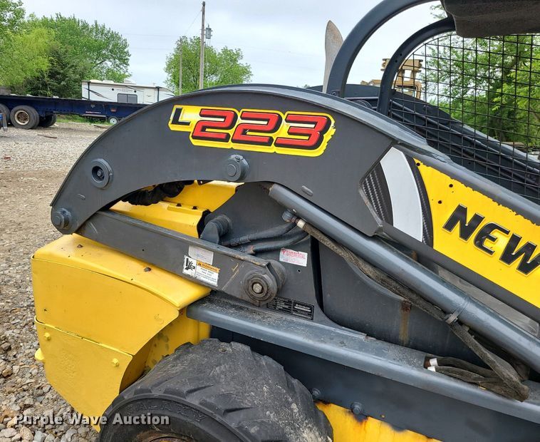 image for item LE9063 2011 New Holland L223  skid steer loader