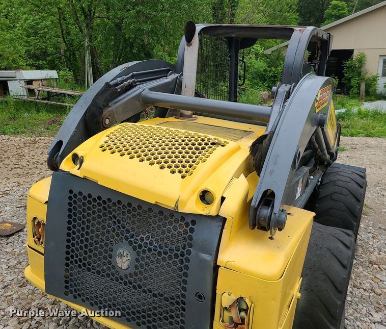 image for item LE9063 2011 New Holland L223  skid steer loader
