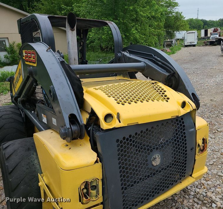 image for item LE9063 2011 New Holland L223  skid steer loader