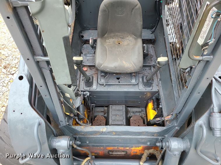 image for item LE9063 2011 New Holland L223  skid steer loader