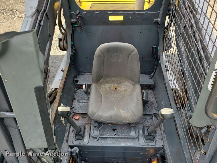 image for item LE9063 2011 New Holland L223  skid steer loader