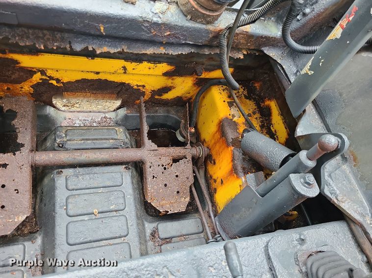 image for item LE9063 2011 New Holland L223  skid steer loader