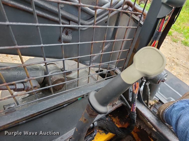 image for item LE9063 2011 New Holland L223  skid steer loader