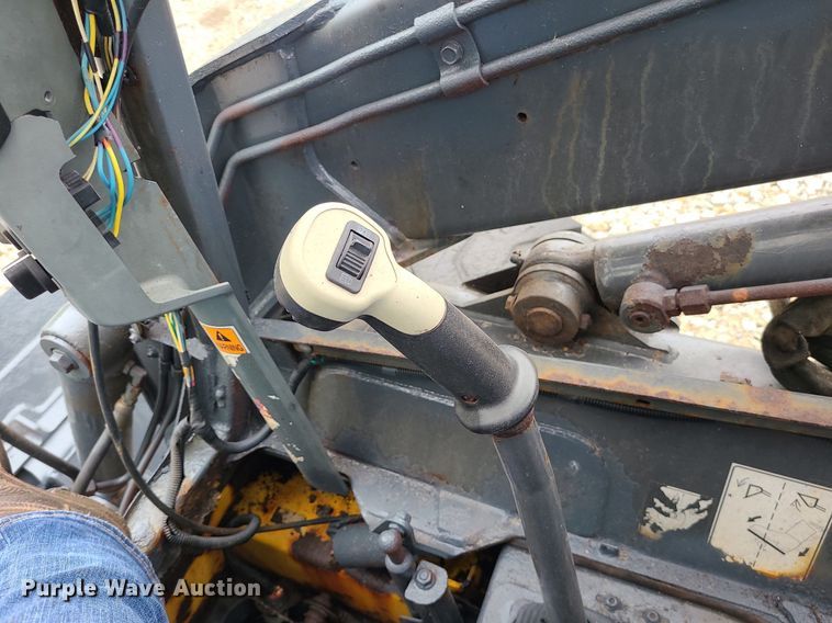 image for item LE9063 2011 New Holland L223  skid steer loader