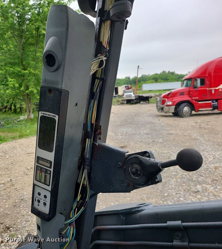 image for item LE9063 2011 New Holland L223  skid steer loader