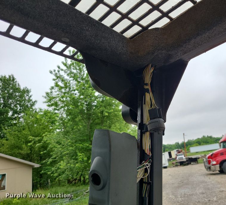 image for item LE9063 2011 New Holland L223  skid steer loader