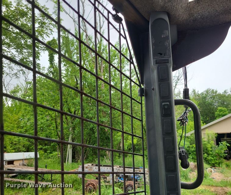 image for item LE9063 2011 New Holland L223  skid steer loader