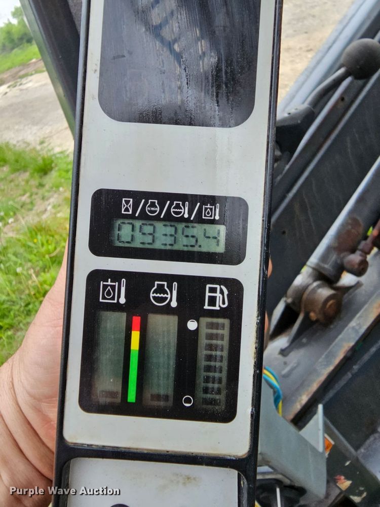 image for item LE9063 2011 New Holland L223  skid steer loader