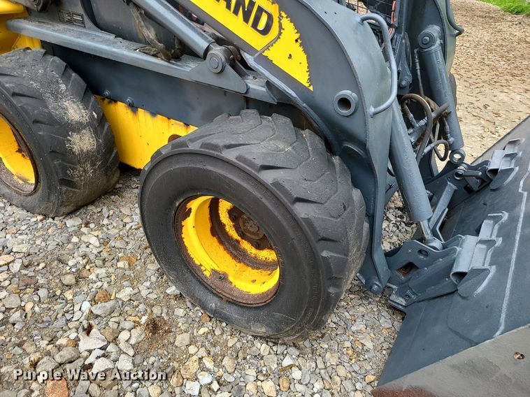 image for item LE9063 2011 New Holland L223  skid steer loader