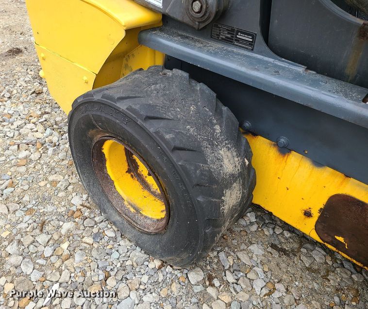 image for item LE9063 2011 New Holland L223  skid steer loader