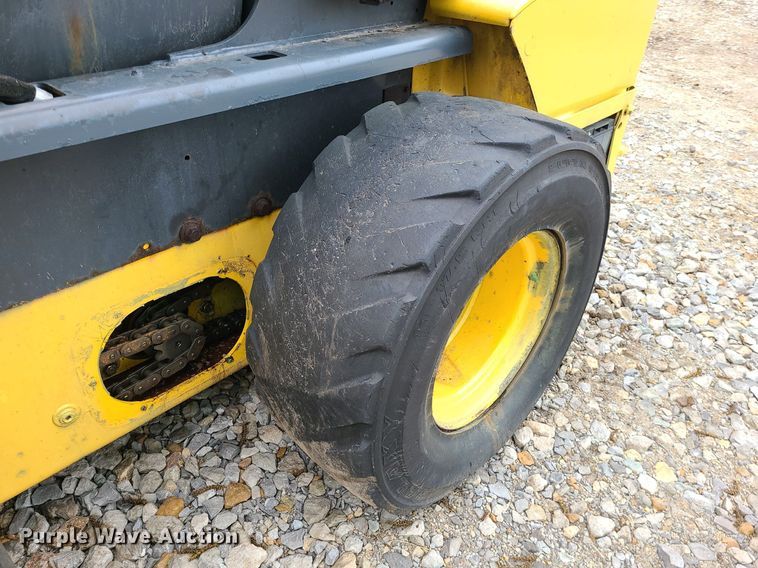 image for item LE9063 2011 New Holland L223  skid steer loader