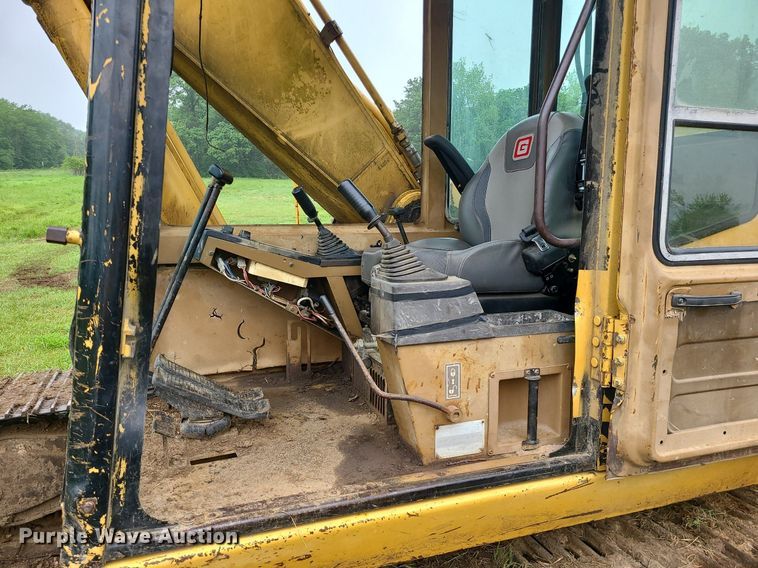 image for item LE9065 1990 Caterpillar EL200B  excavator