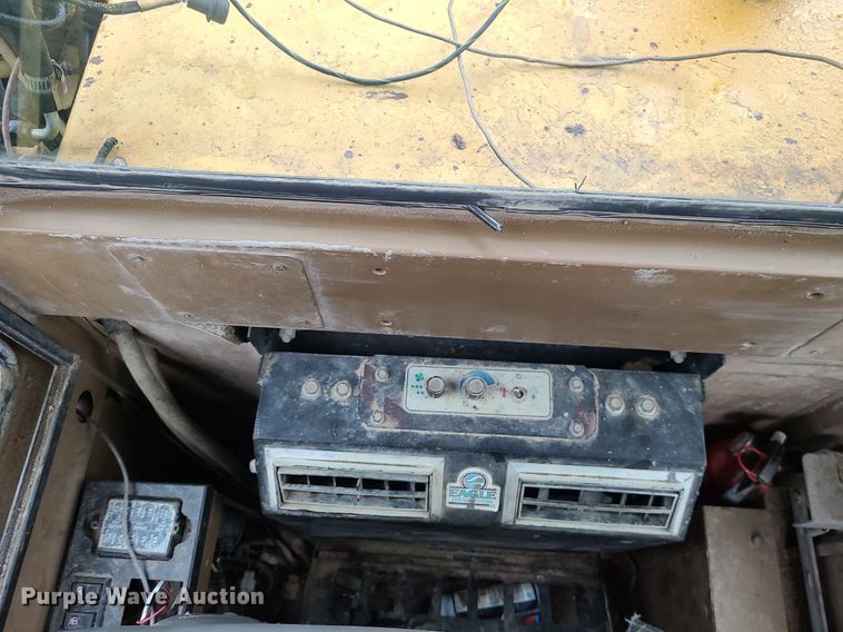 image for item LE9065 1990 Caterpillar EL200B  excavator