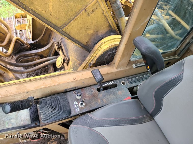 image for item LE9065 1990 Caterpillar EL200B  excavator