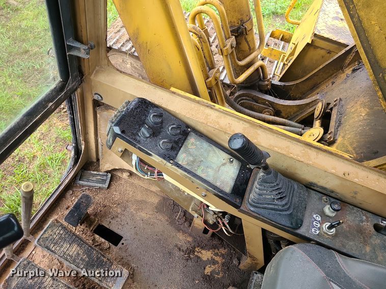 image for item LE9065 1990 Caterpillar EL200B  excavator