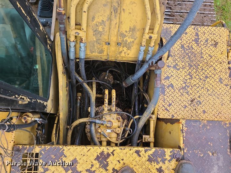 image for item LE9065 1990 Caterpillar EL200B  excavator