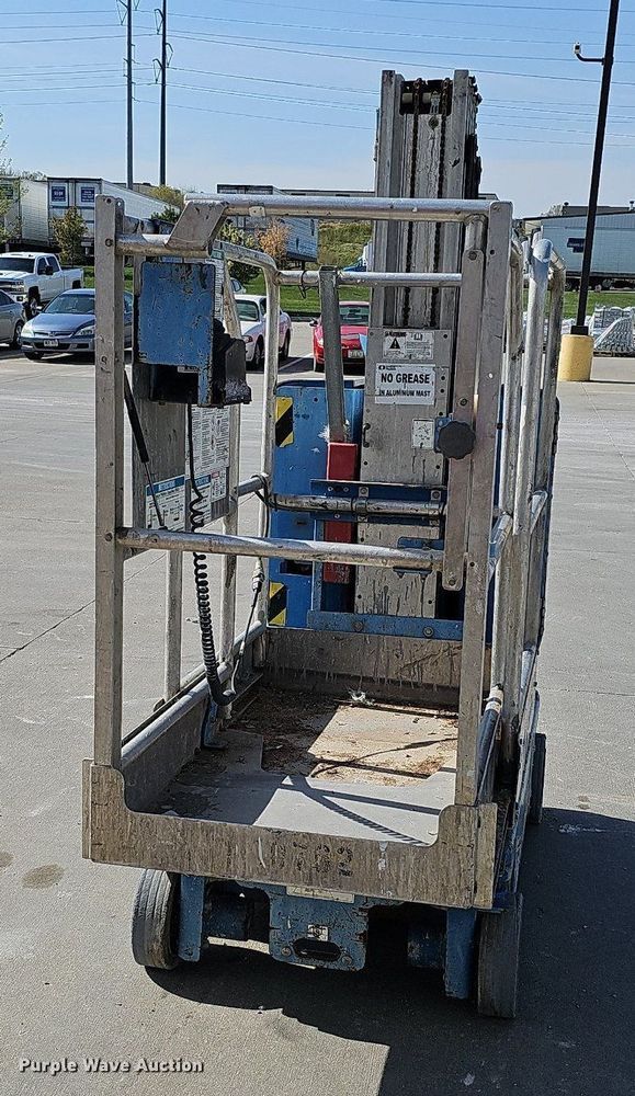 image for item LE9382 2011 Genie GR-20  vertical lift