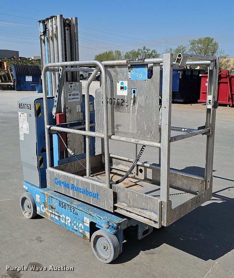 image for item LE9382 2011 Genie GR-20  vertical lift