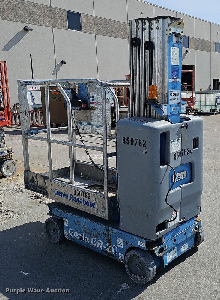 image for item LE9382 2011 Genie GR-20  vertical lift