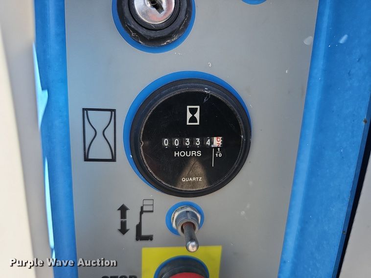 image for item LE9382 2011 Genie GR-20  vertical lift