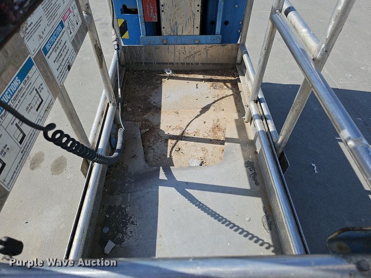 image for item LE9382 2011 Genie GR-20  vertical lift