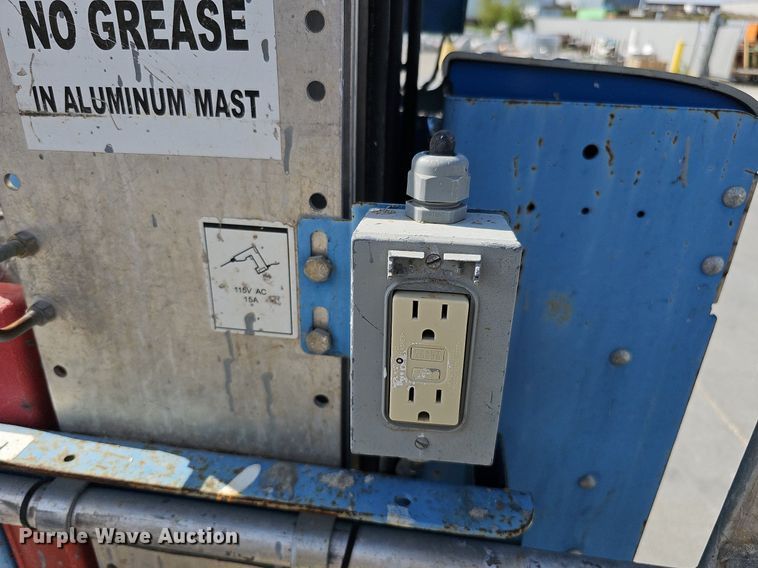 image for item LE9382 2011 Genie GR-20  vertical lift