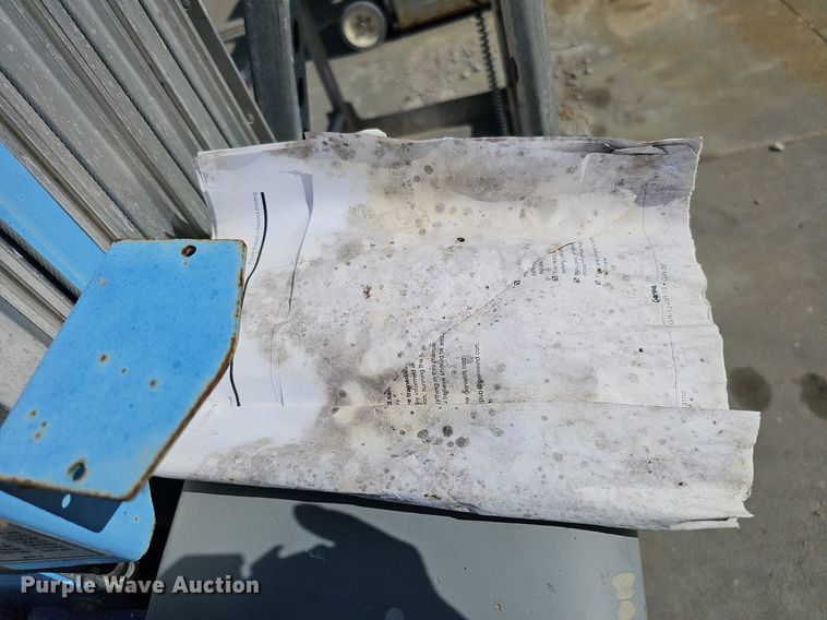 image for item LE9382 2011 Genie GR-20  vertical lift