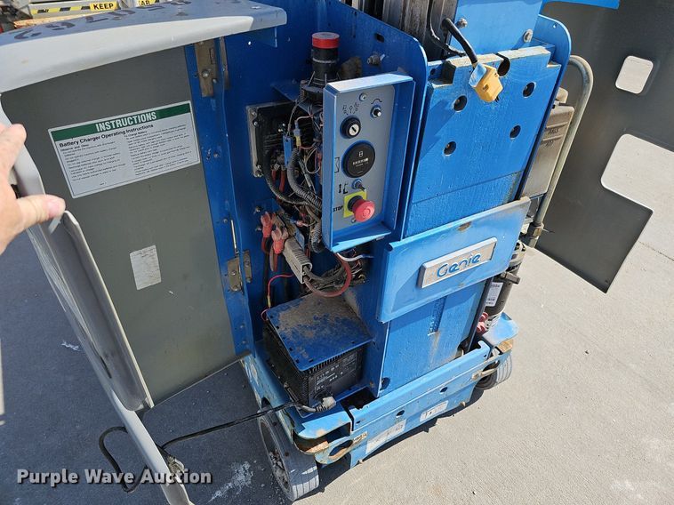 image for item LE9382 2011 Genie GR-20  vertical lift
