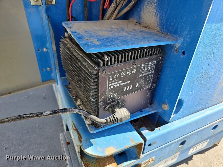 image for item LE9382 2011 Genie GR-20  vertical lift