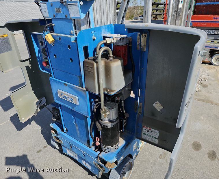 image for item LE9382 2011 Genie GR-20  vertical lift