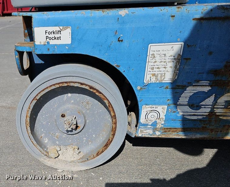 image for item LE9382 2011 Genie GR-20  vertical lift