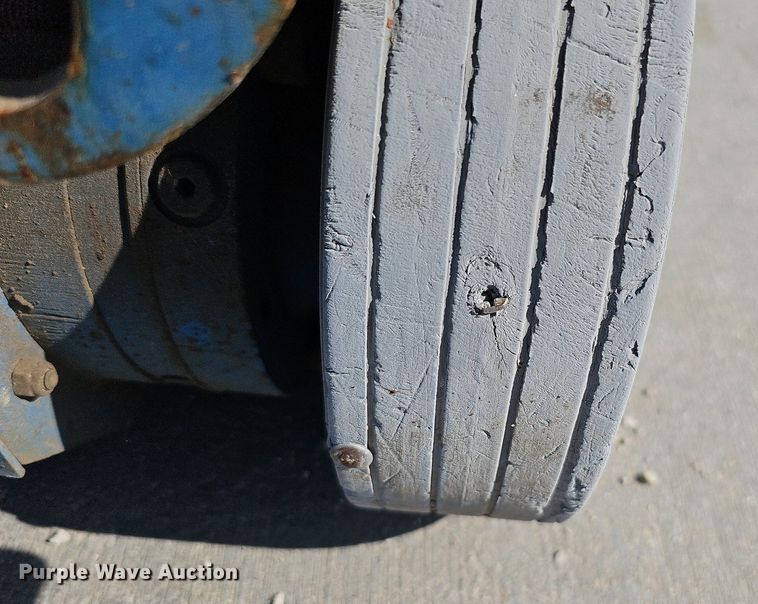 image for item LE9382 2011 Genie GR-20  vertical lift