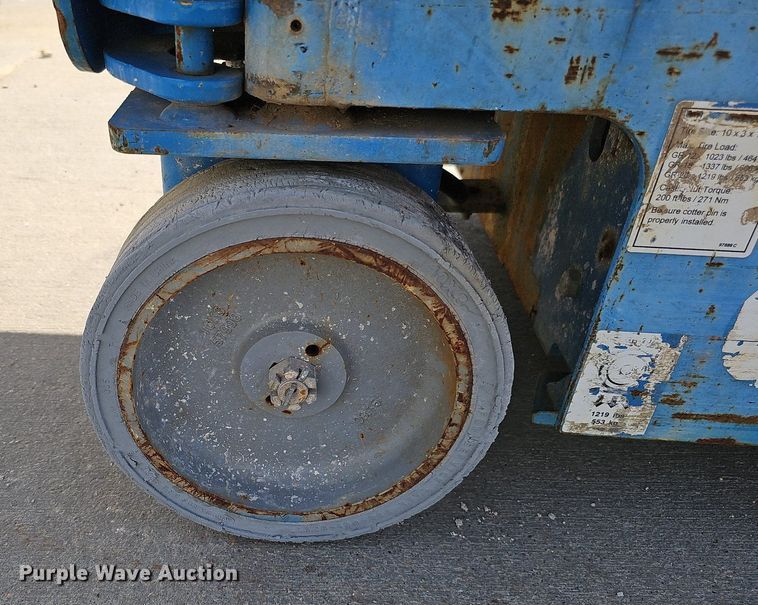 image for item LE9382 2011 Genie GR-20  vertical lift