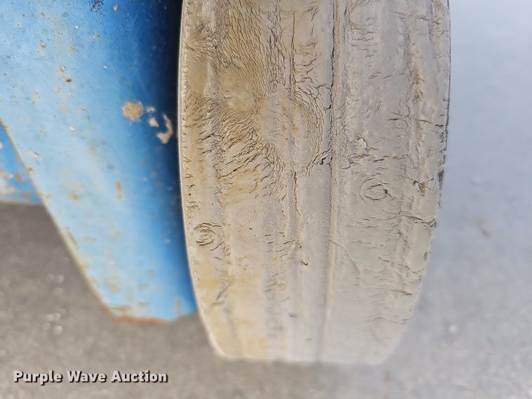 image for item LE9382 2011 Genie GR-20  vertical lift