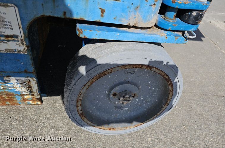 image for item LE9382 2011 Genie GR-20  vertical lift