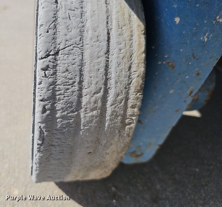 image for item LE9382 2011 Genie GR-20  vertical lift