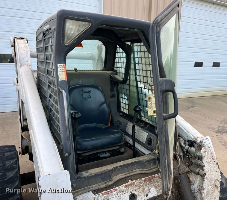 image for item LI9694 2007 Bobcat S300  skid steer loader