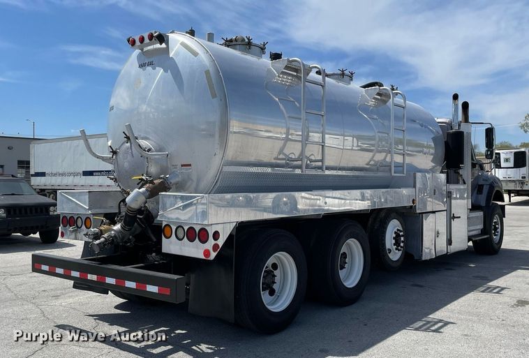 image for item LJ9653 2016 International 7600  vacuum truck