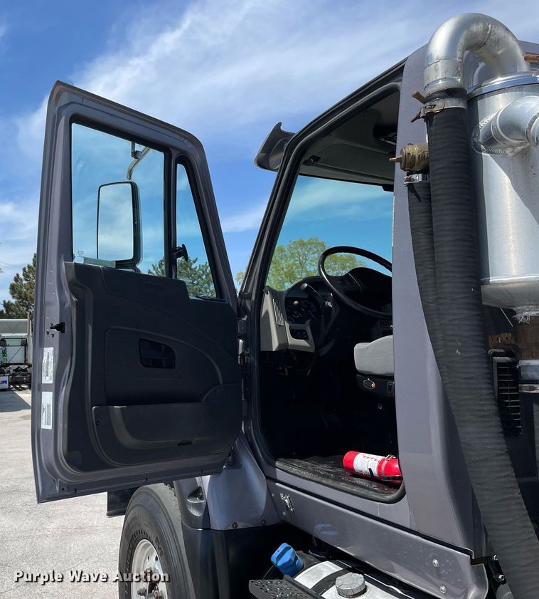 image for item LJ9653 2016 International 7600  vacuum truck