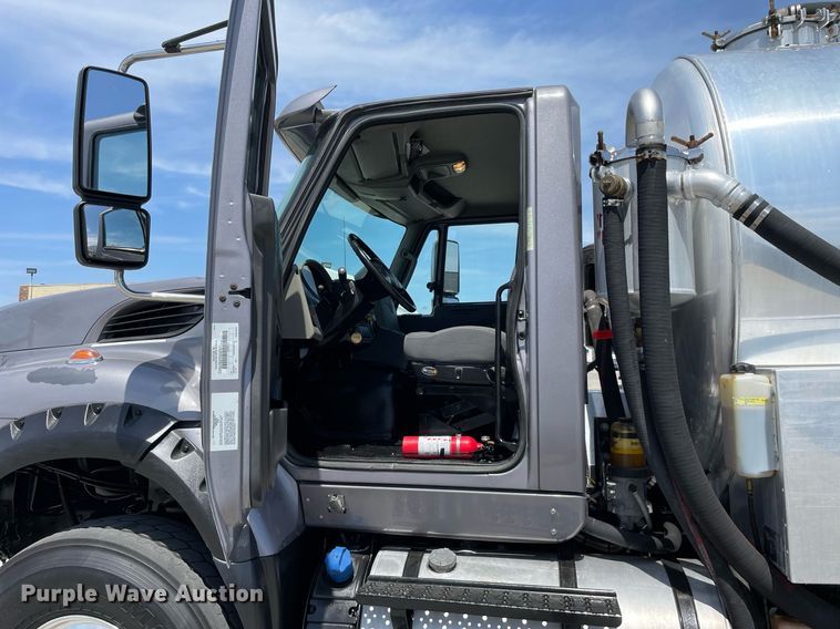 image for item LJ9653 2016 International 7600  vacuum truck