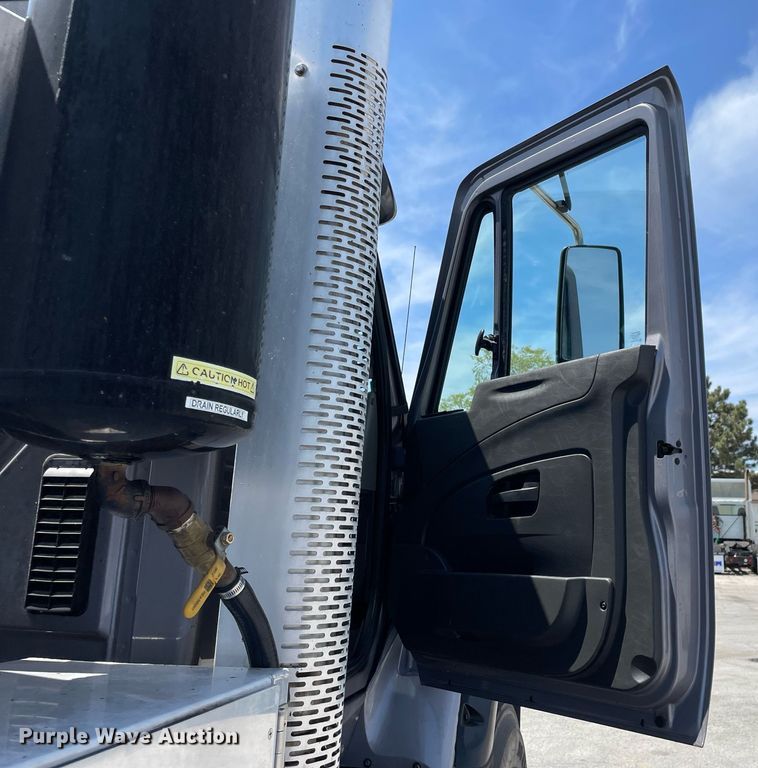 image for item LJ9653 2016 International 7600  vacuum truck