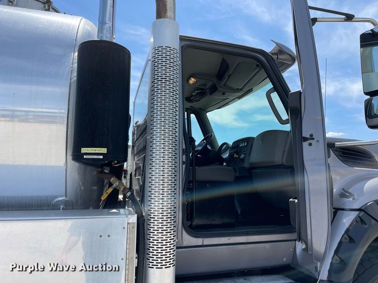 image for item LJ9653 2016 International 7600  vacuum truck