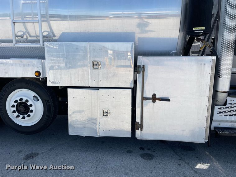 image for item LJ9653 2016 International 7600  vacuum truck