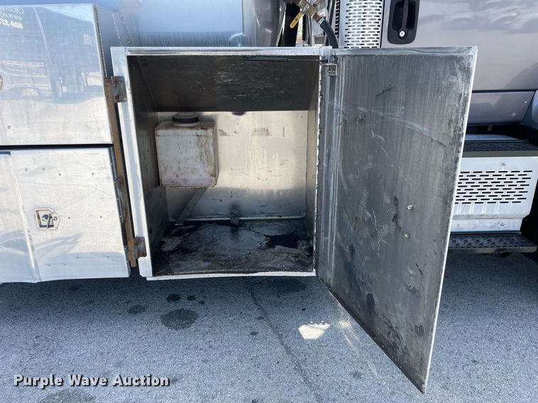 image for item LJ9653 2016 International 7600  vacuum truck