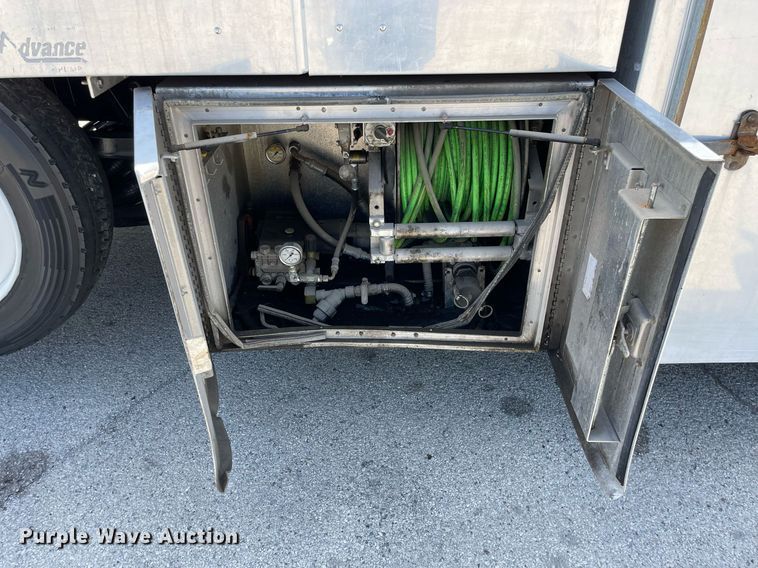 image for item LJ9653 2016 International 7600  vacuum truck